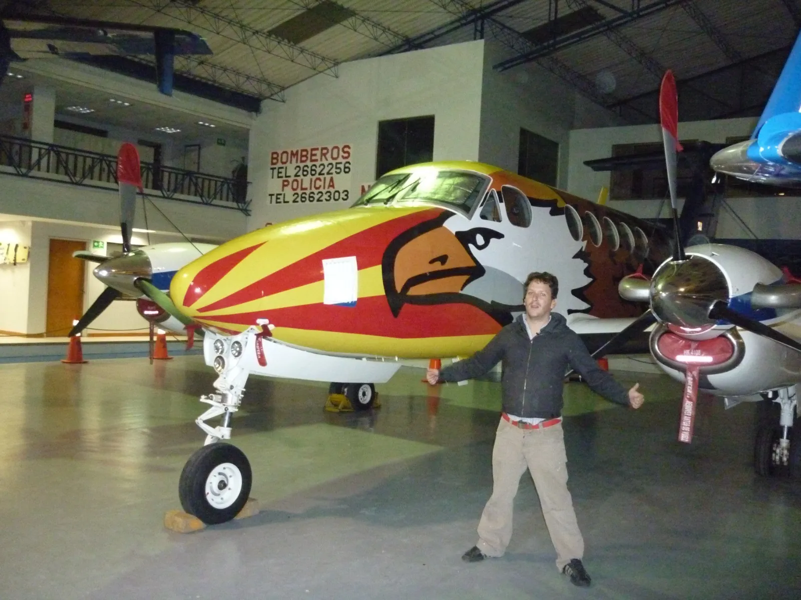 Avioneta decorada con vinilo de águila en un hangar