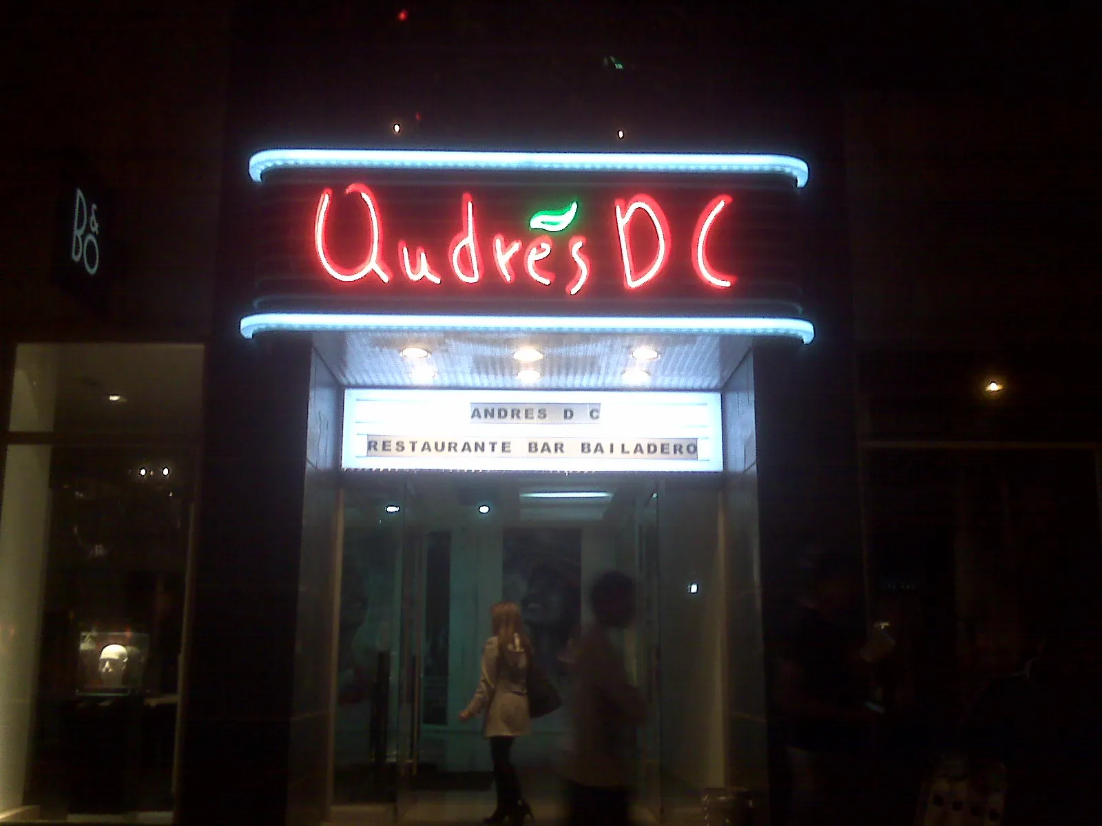 Aviso en Neoflex de Andrés D.C. en la entrada del restaurante, de noche