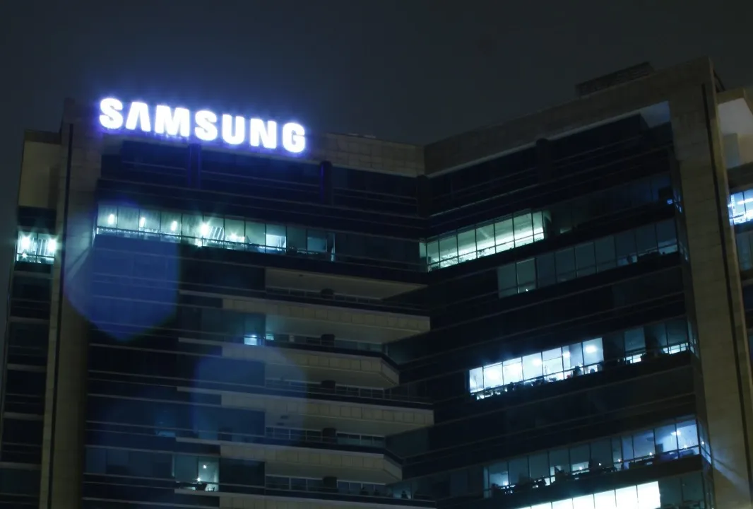 Aviso luminoso de Samsung en lo alto de un edificio de oficinas, de noche