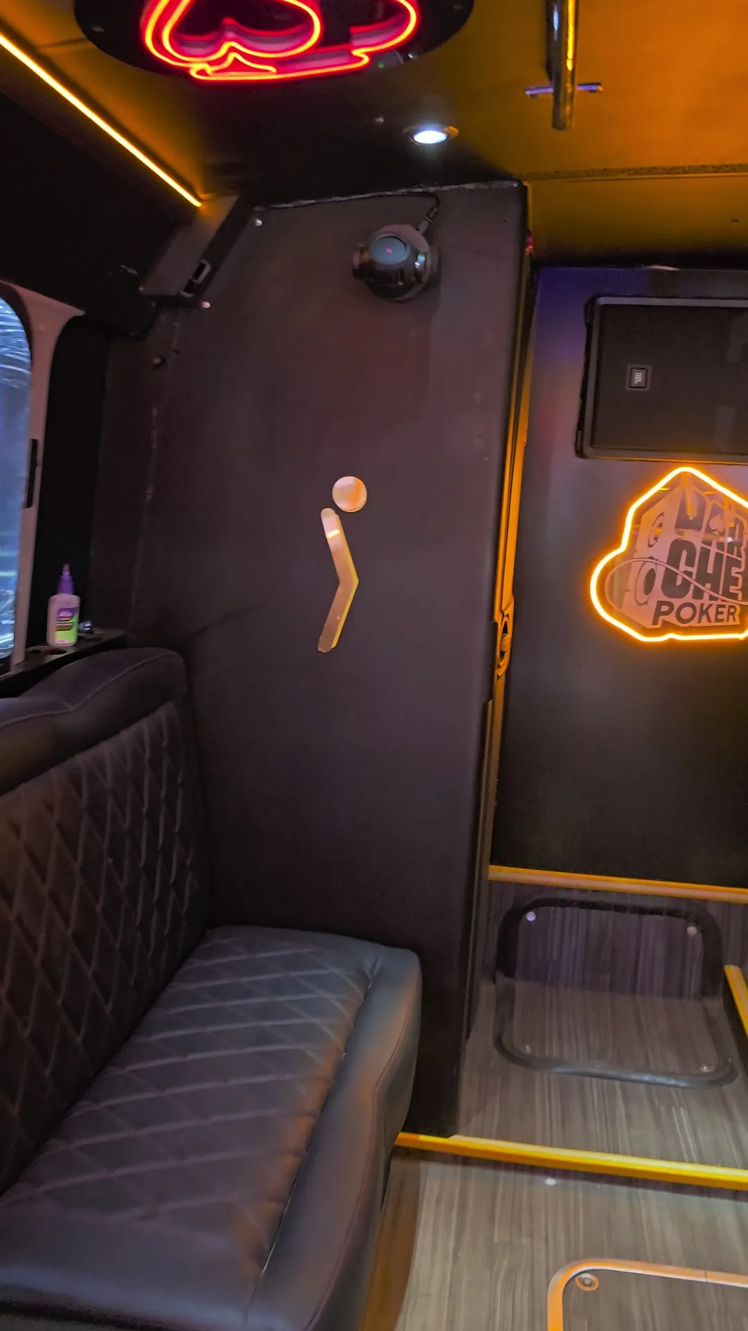 Logo Parche Poker en neón sobre la puerta del fondo del bus