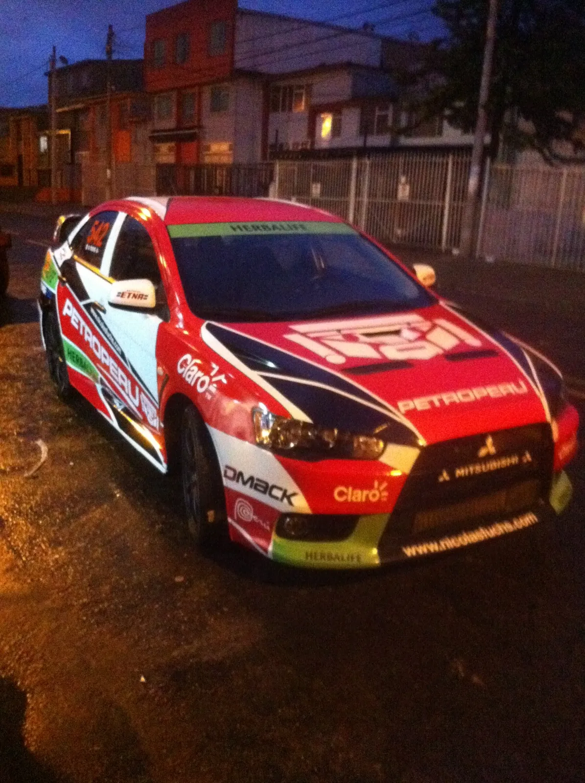 Carro de rally Mitsubishi con vinilo de Petroperú y Claro, instalado por Grupo En Punto