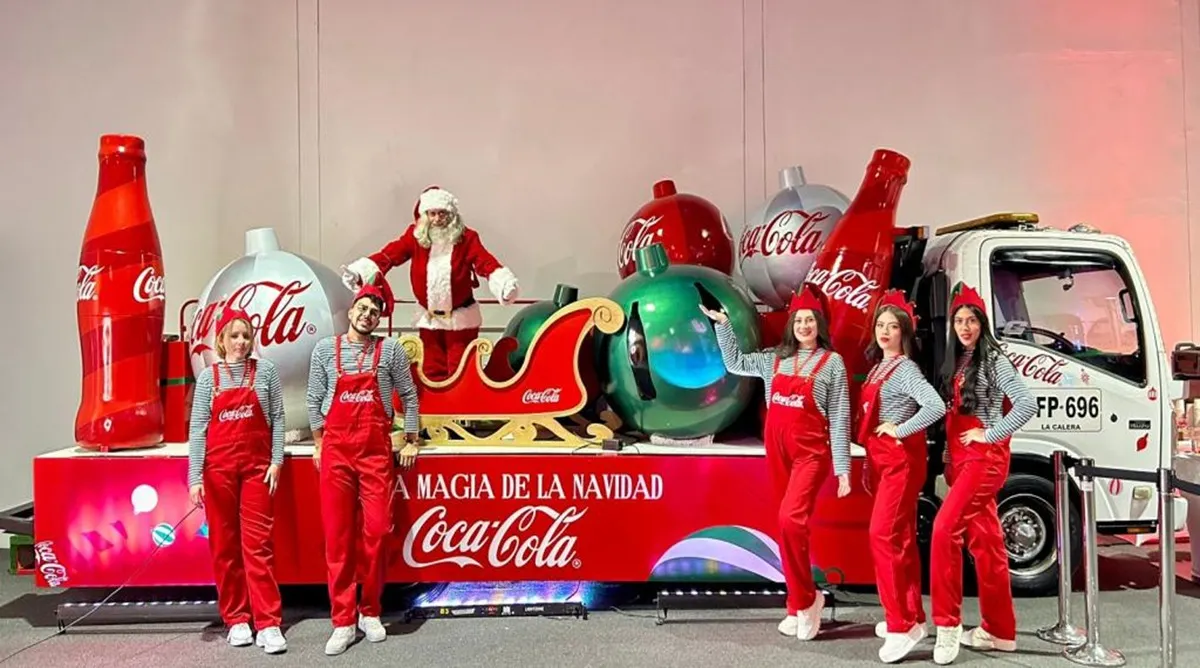 Carroza de la Ruta de la Navidad de Coca-Cola montada sobre un camión