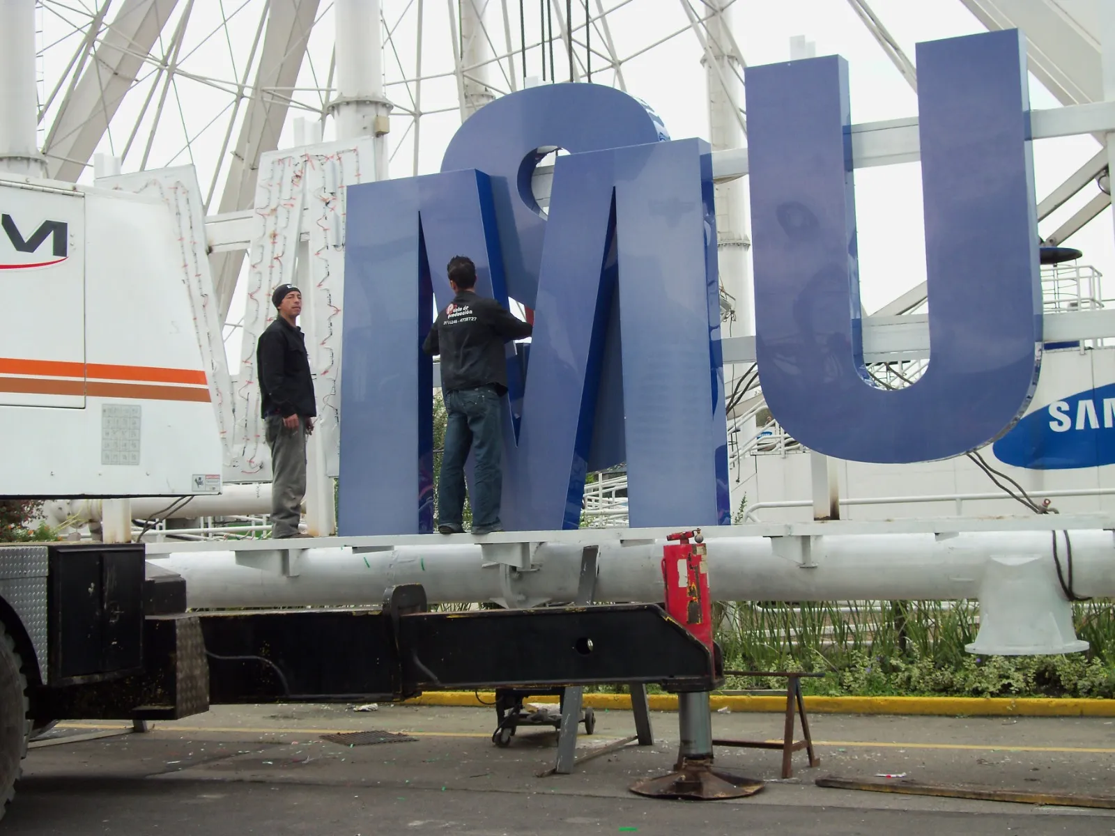 Equipo de En Punto montando las letras gigantes de Samsung sobre la rueda con una grúa