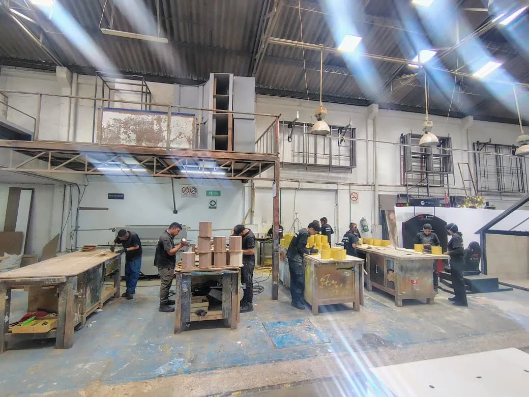 Equipo de En Punto trabajando en las mesas de carpintería de la planta
