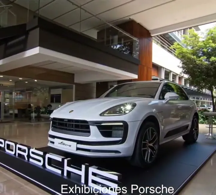 Porsche Macan sobre tarima con letras de la marca