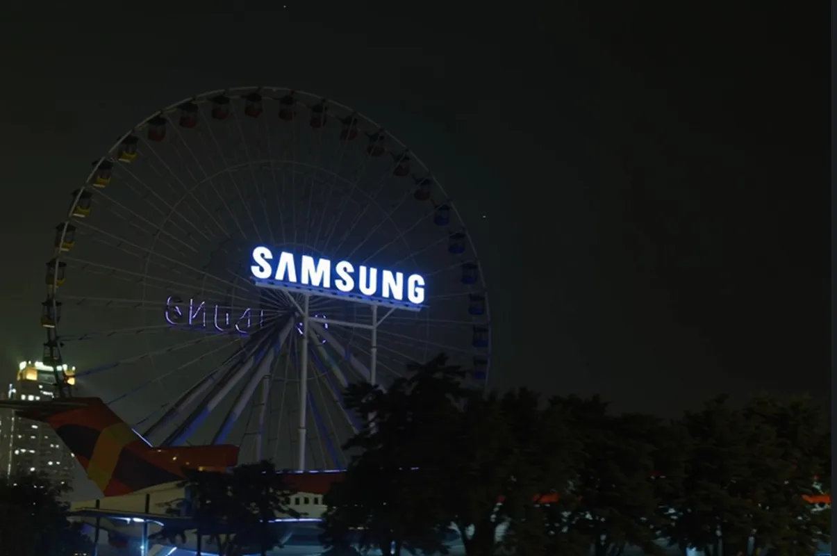 Aviso luminoso de Samsung instalado a gran escala, de noche