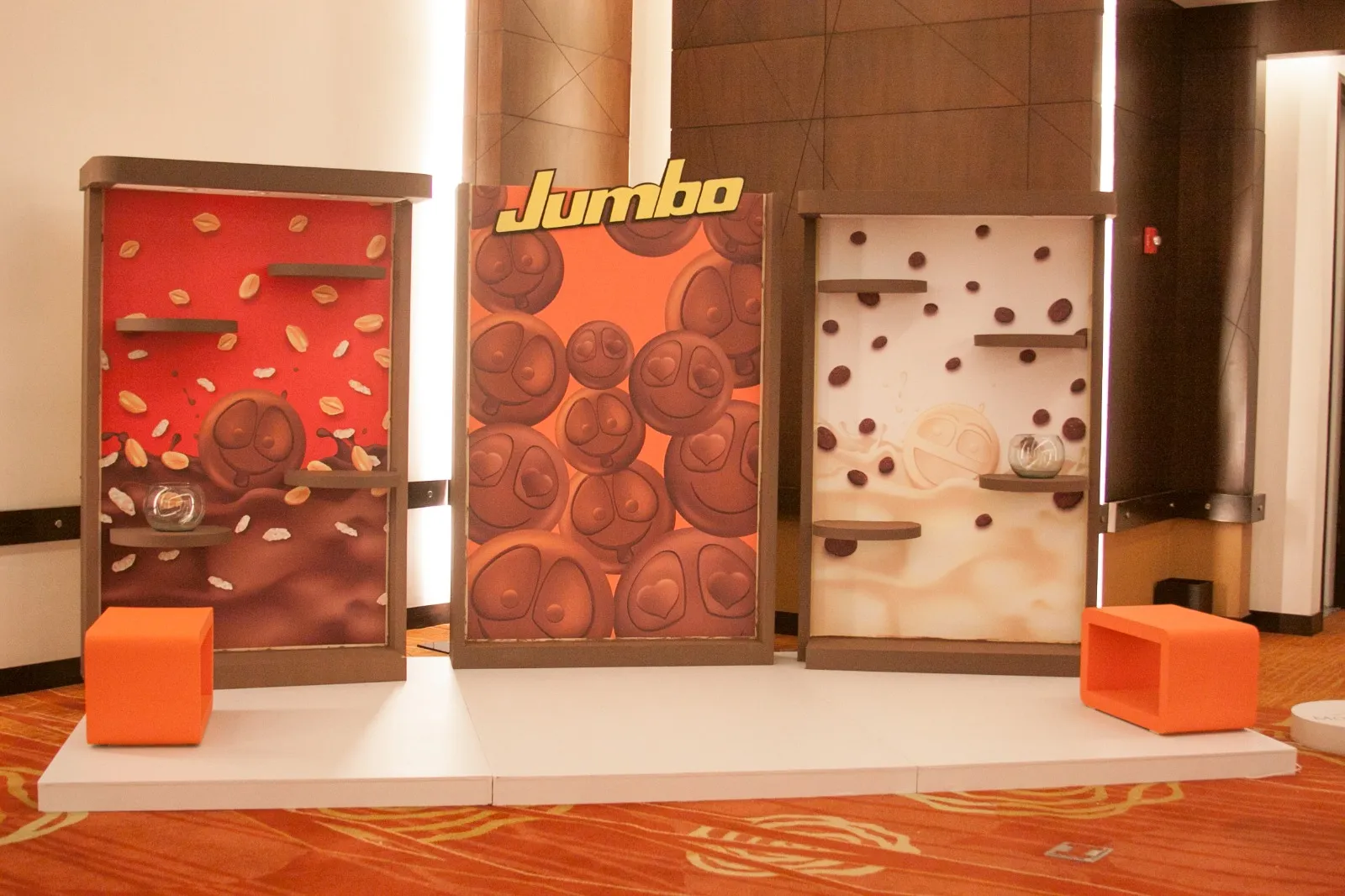 Stand de Jumbo con tres paneles de gráfica y cubos naranjas