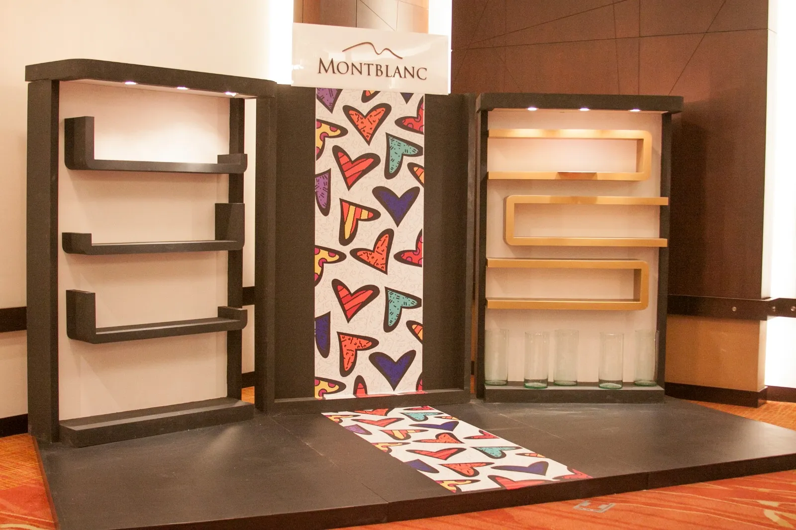 Stand de Montblanc vacío antes del evento, con repisas iluminadas