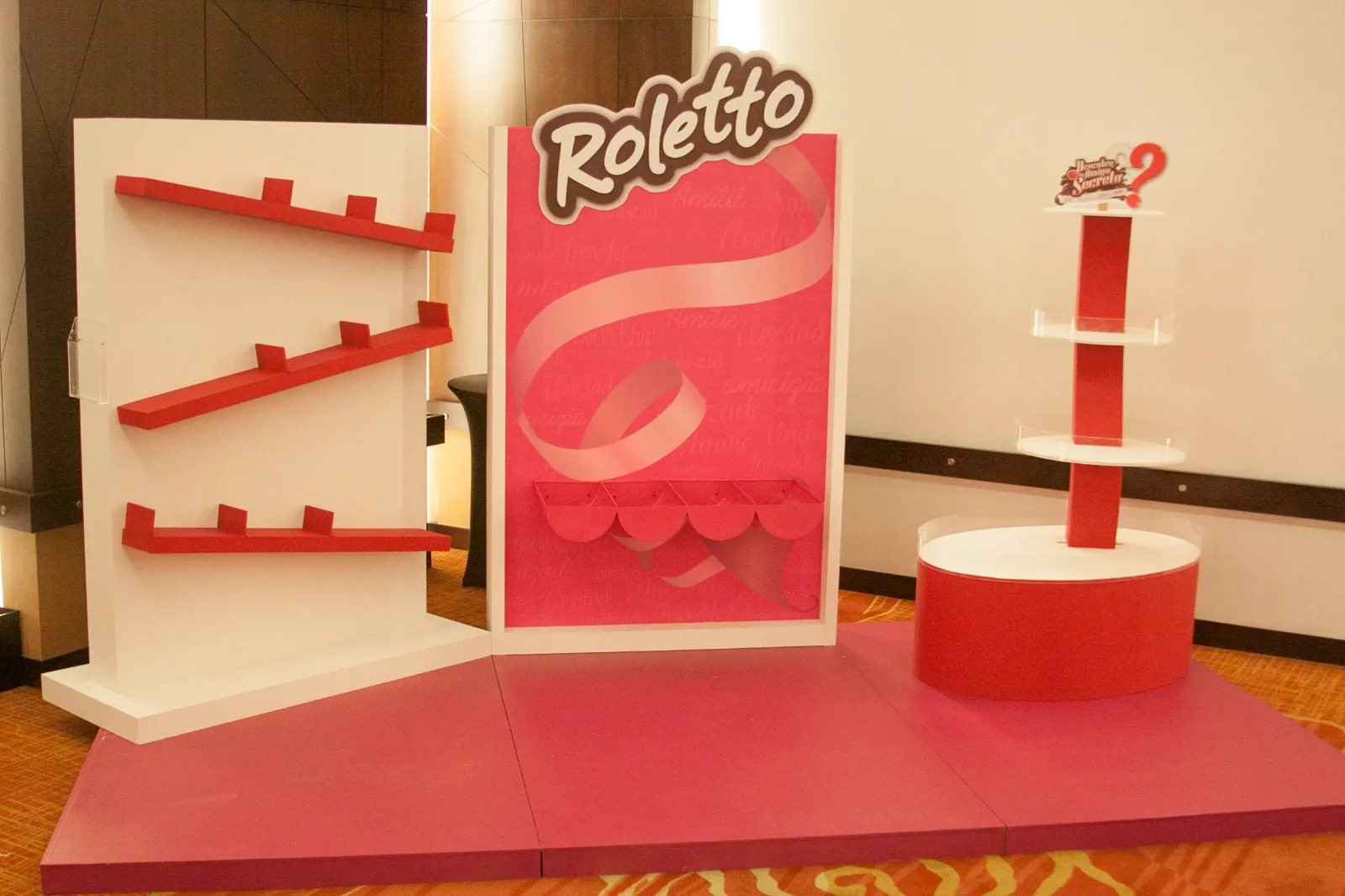 Stand rosado de Roletto con repisas y exhibidor circular